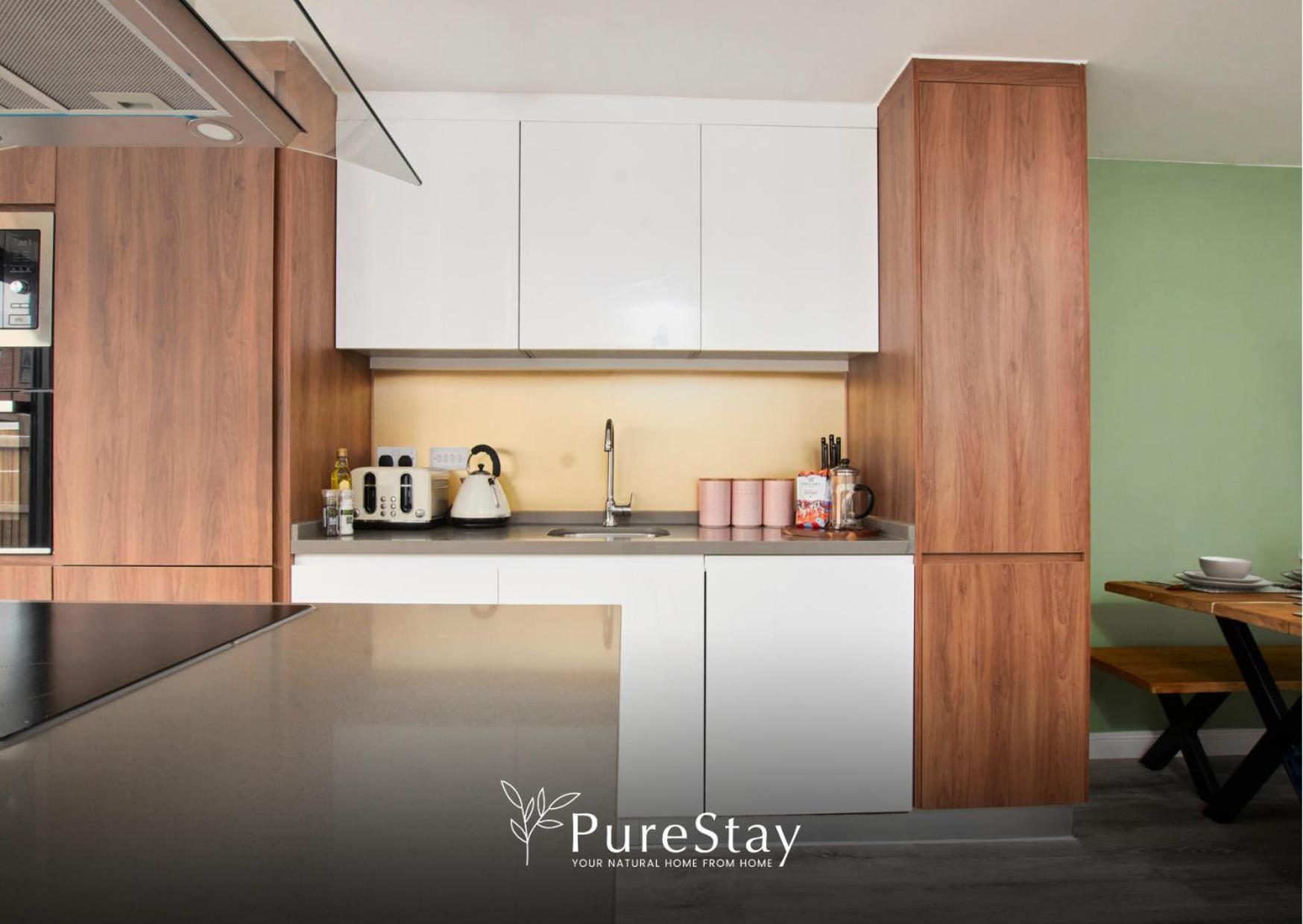 PureStay Manchester: 5-Bedroom Business Haven Exterior photo