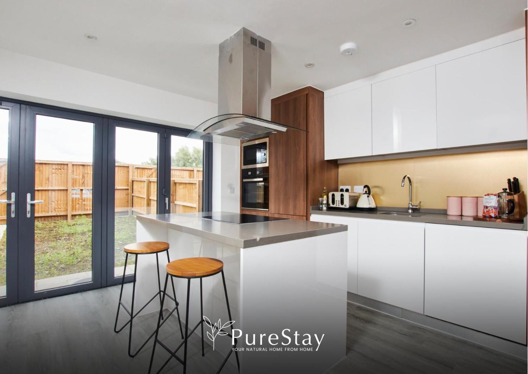 PureStay Manchester: 5-Bedroom Business Haven Exterior photo